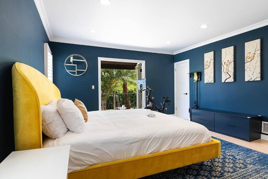Spacious 6-bedroom La With Fire Pit, Kids' Playground, And Outdoor Dining Villa Los Angeles