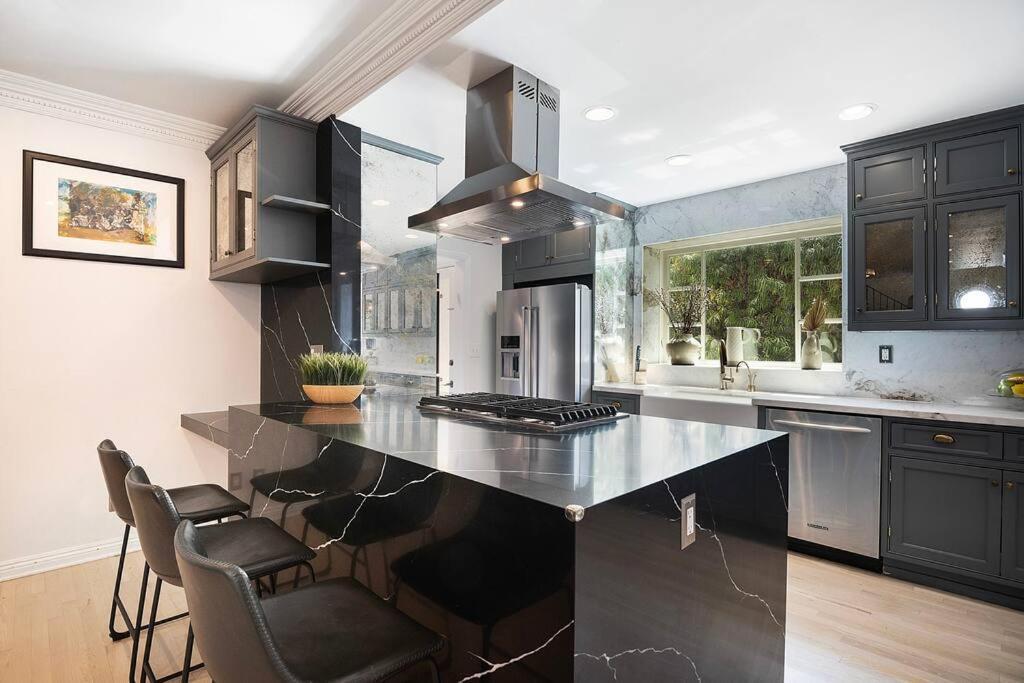 Villa Spacious 6-bedroom La With Fire Pit, Kids' Playground, And Outdoor Dining Los Angeles