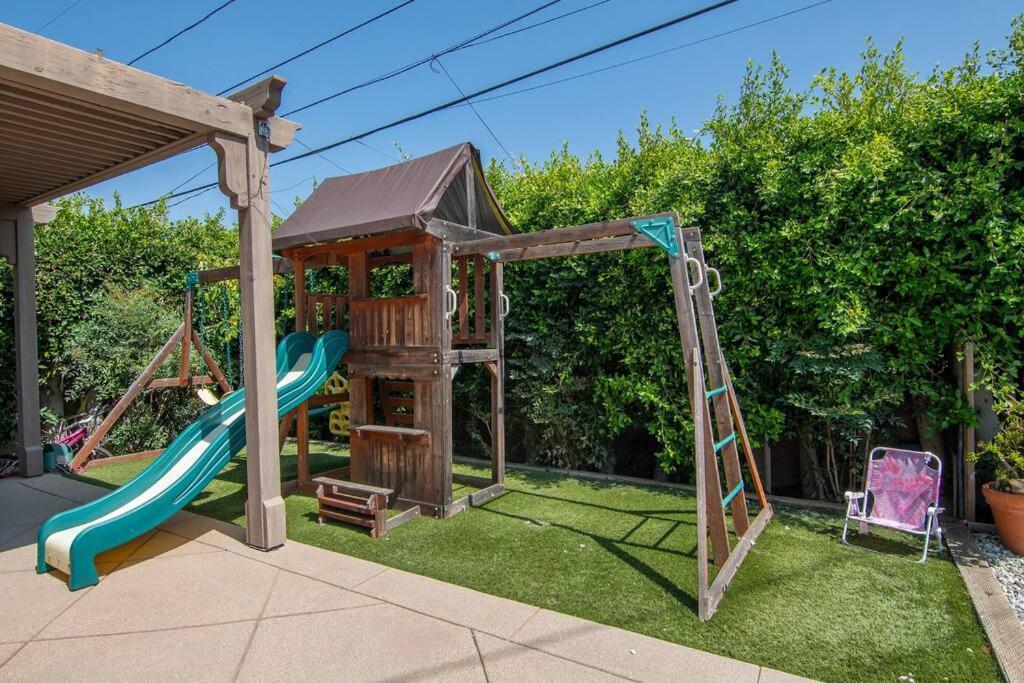 Spacious 6-bedroom La With Fire Pit, Kids' Playground, And Outdoor Dining Los Angeles