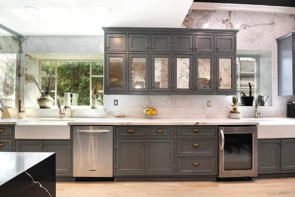 Spacious 6-bedroom La With Fire Pit, Kids' Playground, And Outdoor Dining