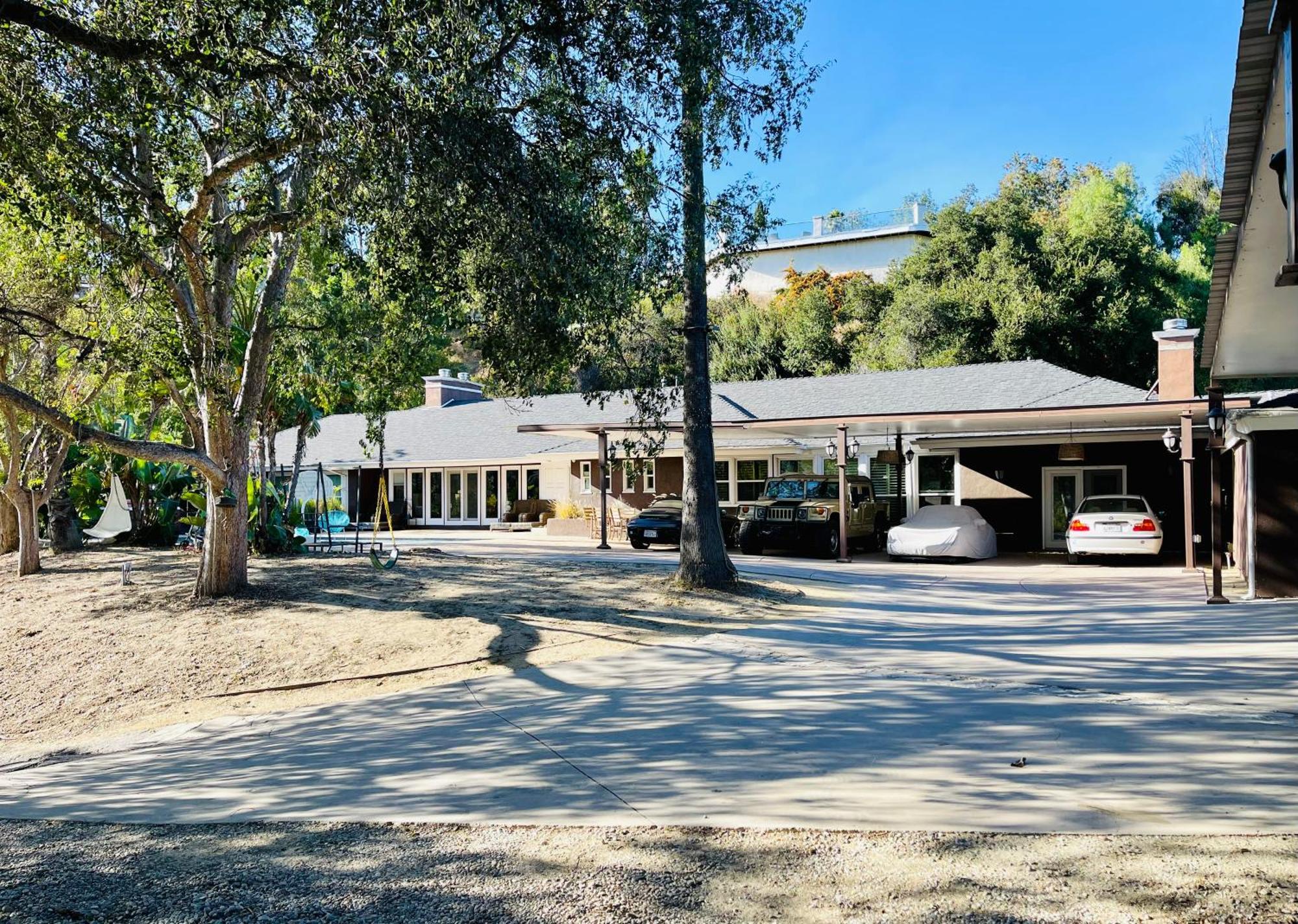 Guest house Women Only Oasis In Center Private Bedroom Large Estate View Pool Encino Hills Sherman Oaks 405-101 Xsepulveda *