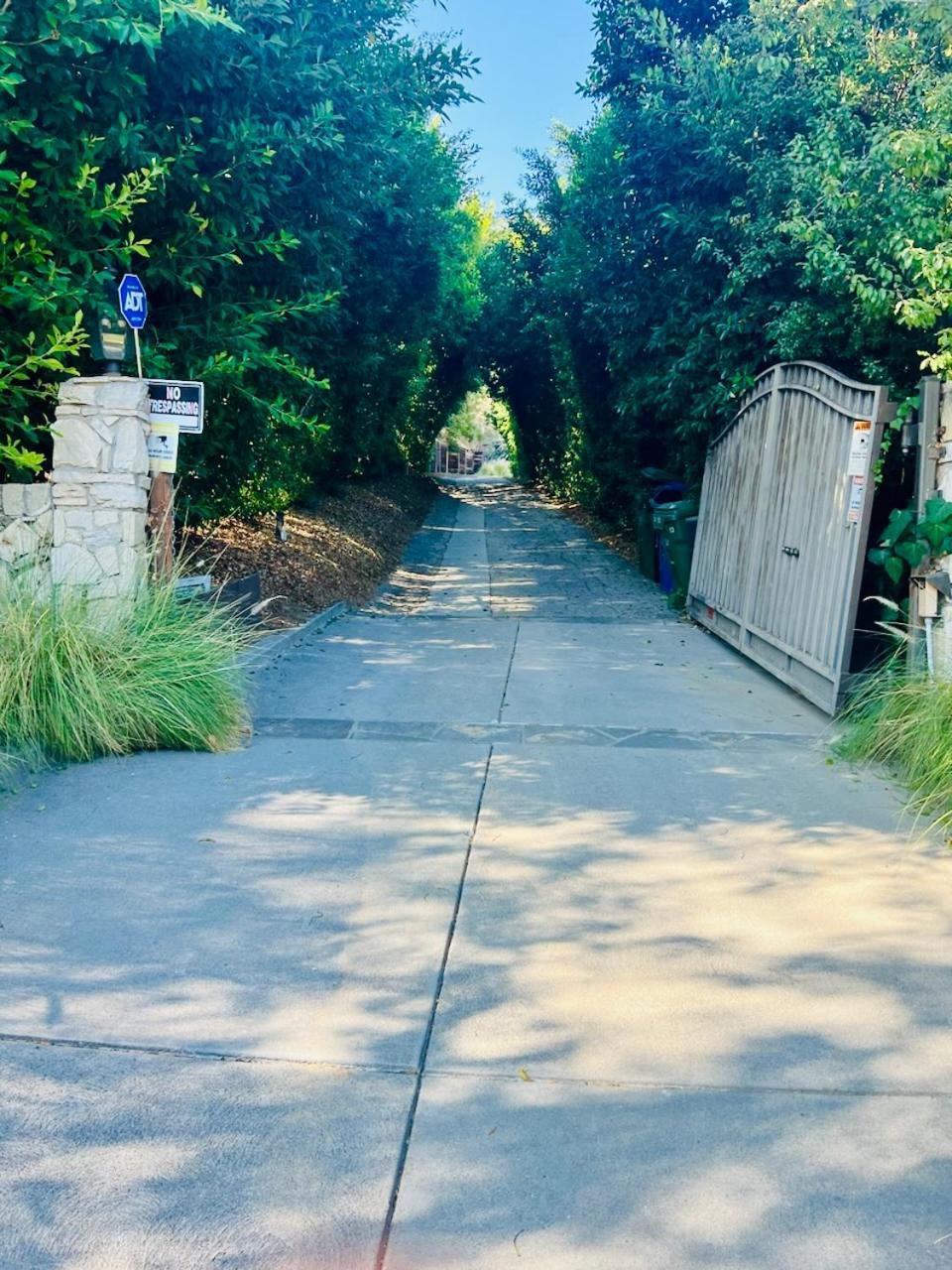 Guest house Women Only Oasis In Center Private Bedroom Large Estate View Pool Encino Hills Sherman Oaks 405-101 Xsepulveda *