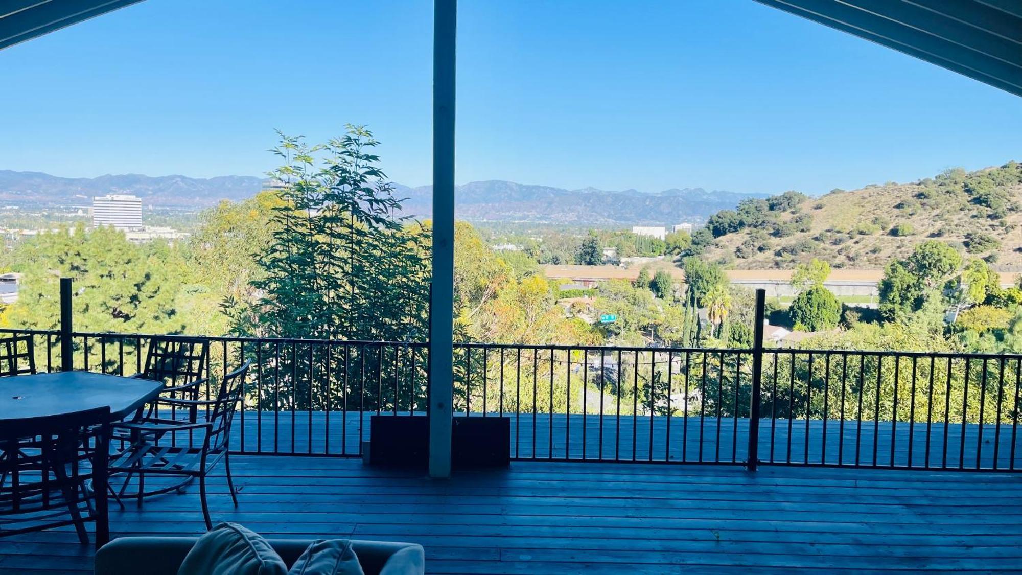 Guest house Women Only Oasis In Center Private Bedroom Large Estate View Pool Encino Hills Sherman Oaks 405-101 Xsepulveda