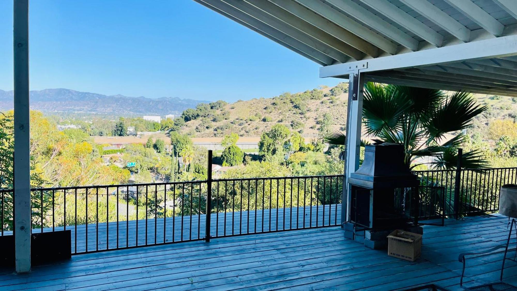 Women Only Oasis In Center Private Bedroom Large Estate View Pool Encino Hills Sherman Oaks 405-101 Xsepulveda Guest house *