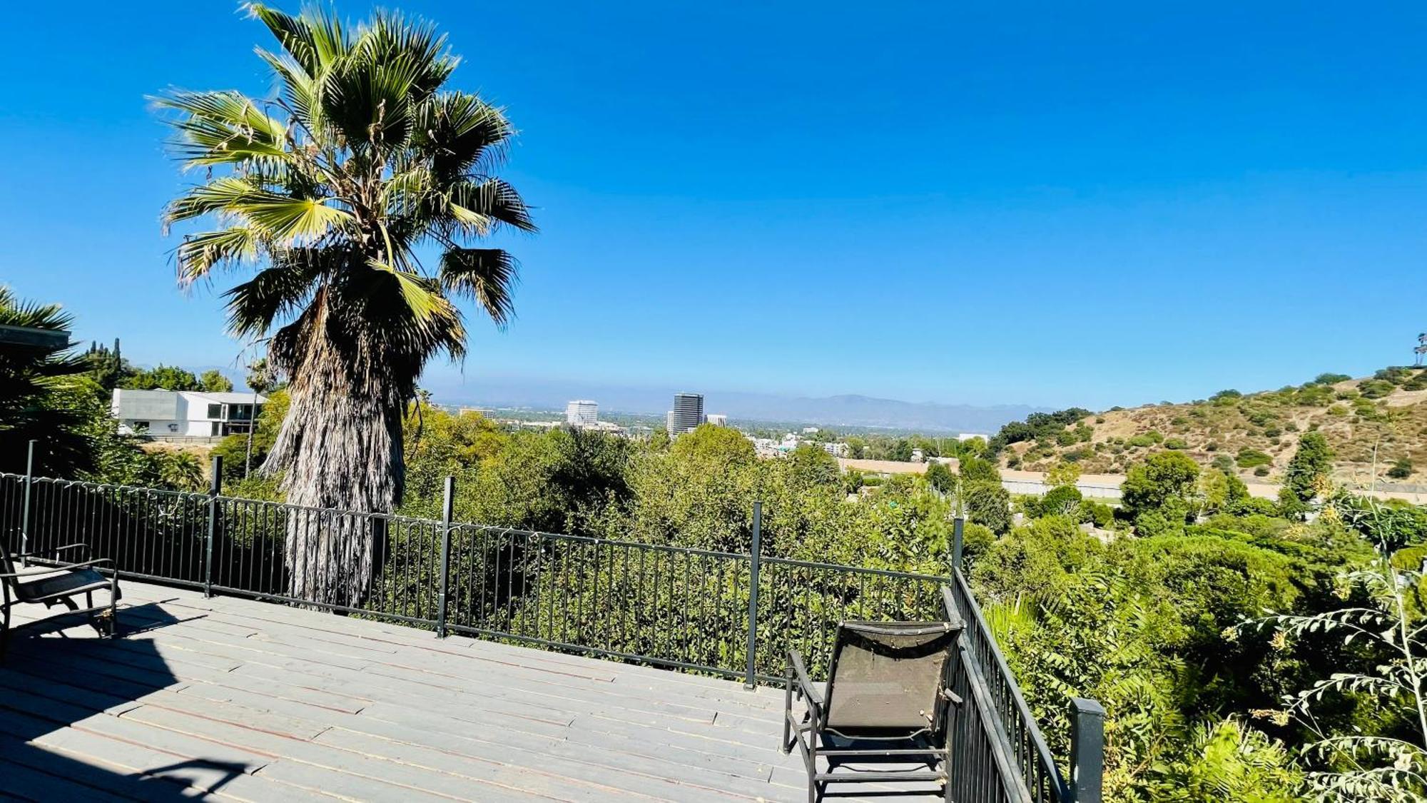Women Only Oasis In Center Private Bedroom Large Estate View Pool Encino Hills Sherman Oaks 405-101 Xsepulveda Guest house Los Angeles
