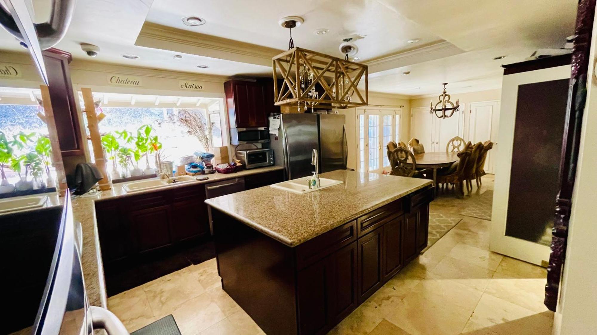 Women Only Oasis In Center Private Bedroom Large Estate View Pool Encino Hills Sherman Oaks 405-101 Xsepulveda Guest house *