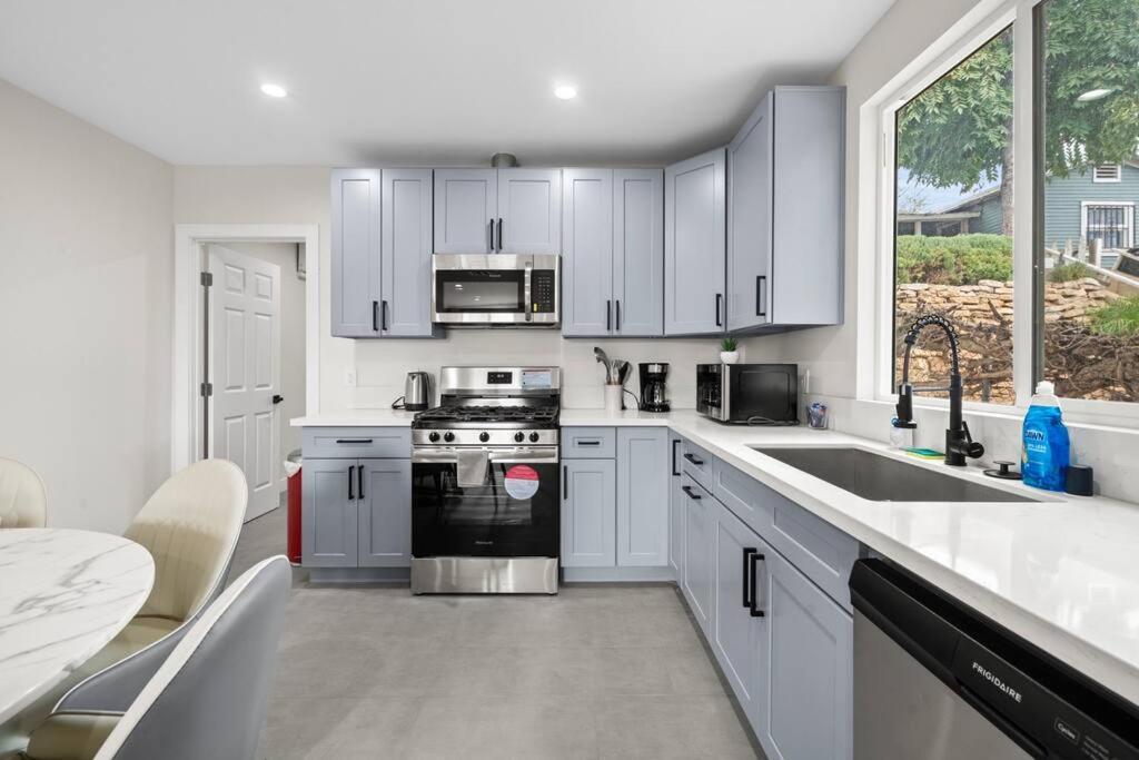 Spacious 6br Retreat In The Heart Of La Holiday home Los Angeles