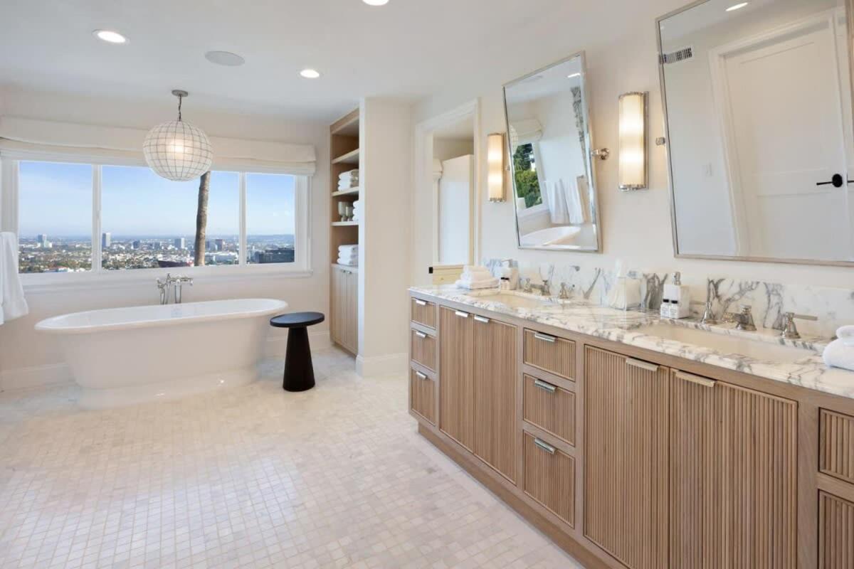 Balmain Manor By Awhile Holiday home Los Angeles