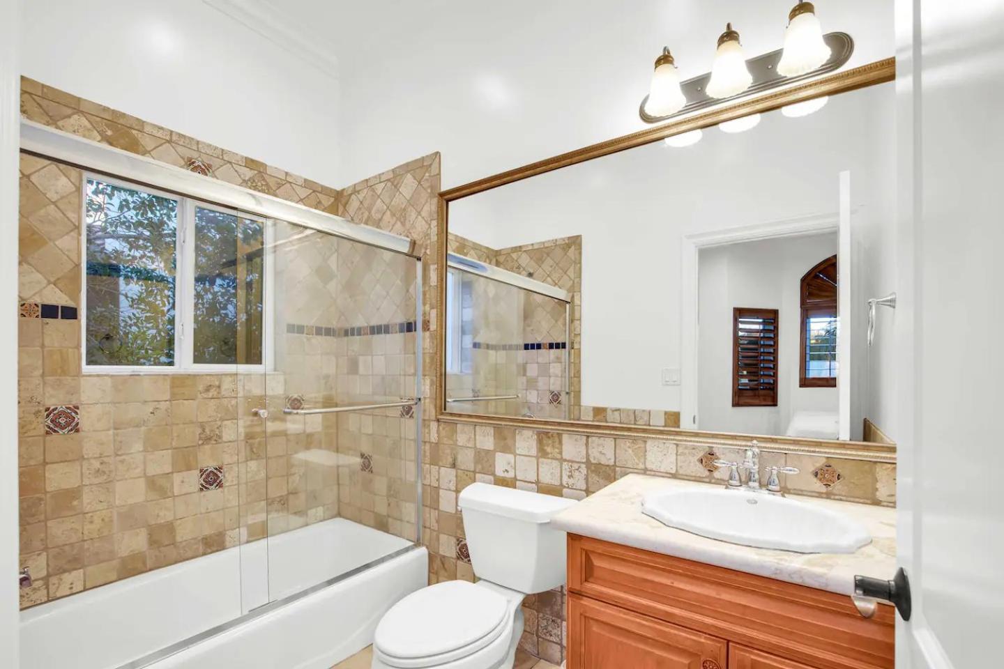 Posh Estate By Universal * Los Angeles