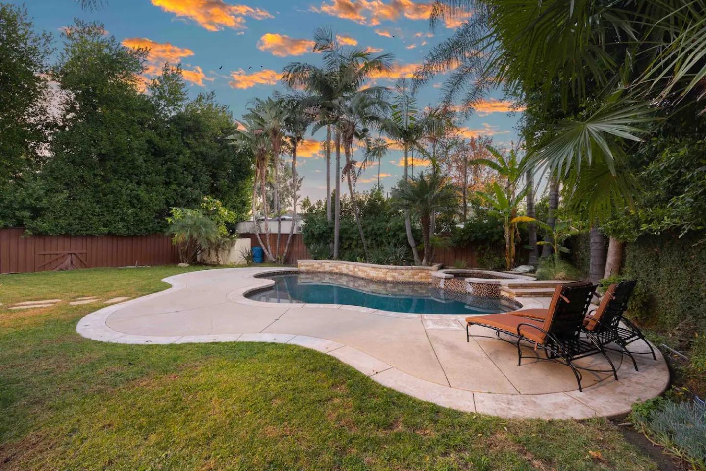 Posh Estate By Universal * Los Angeles