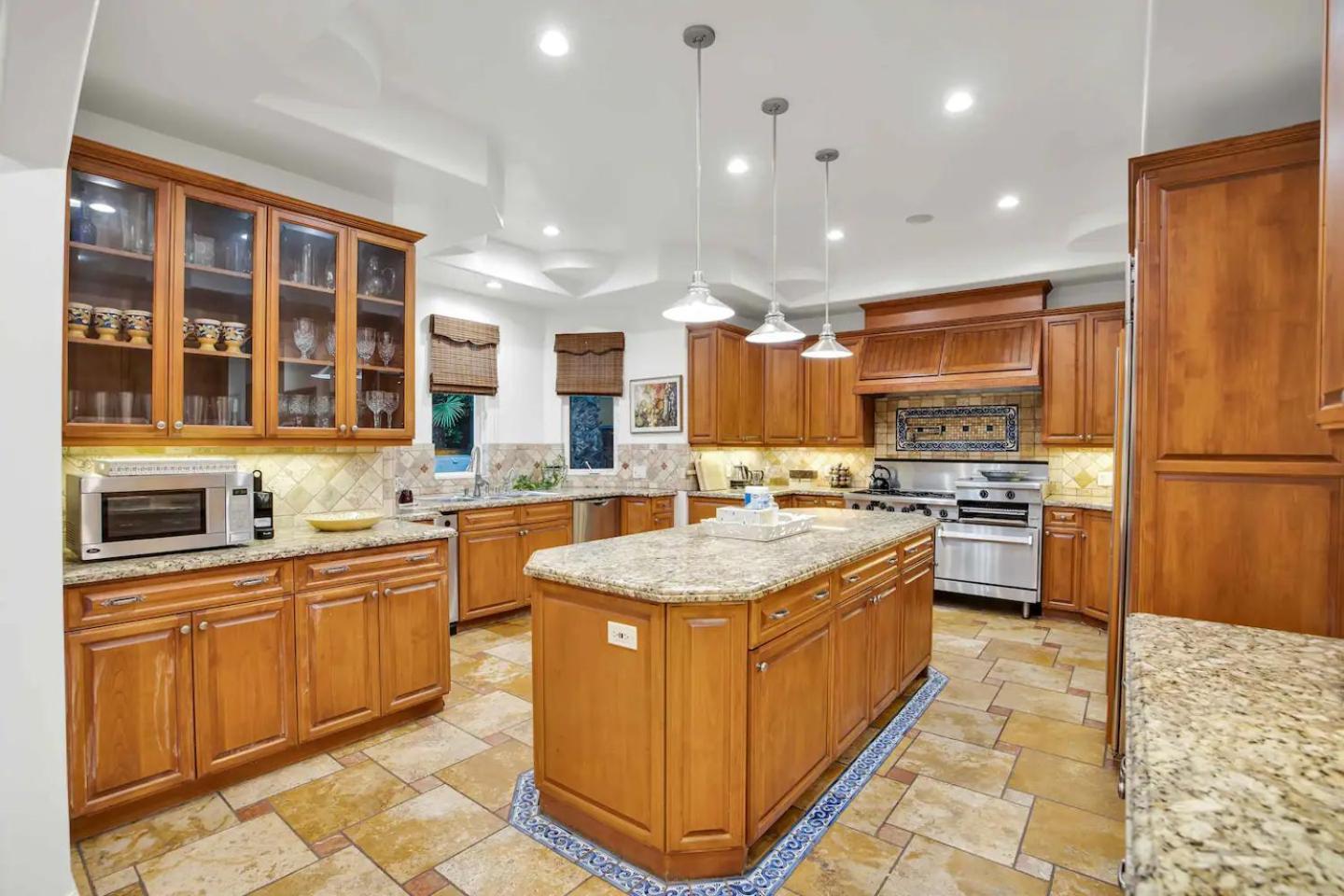 Posh Estate By Universal * Los Angeles