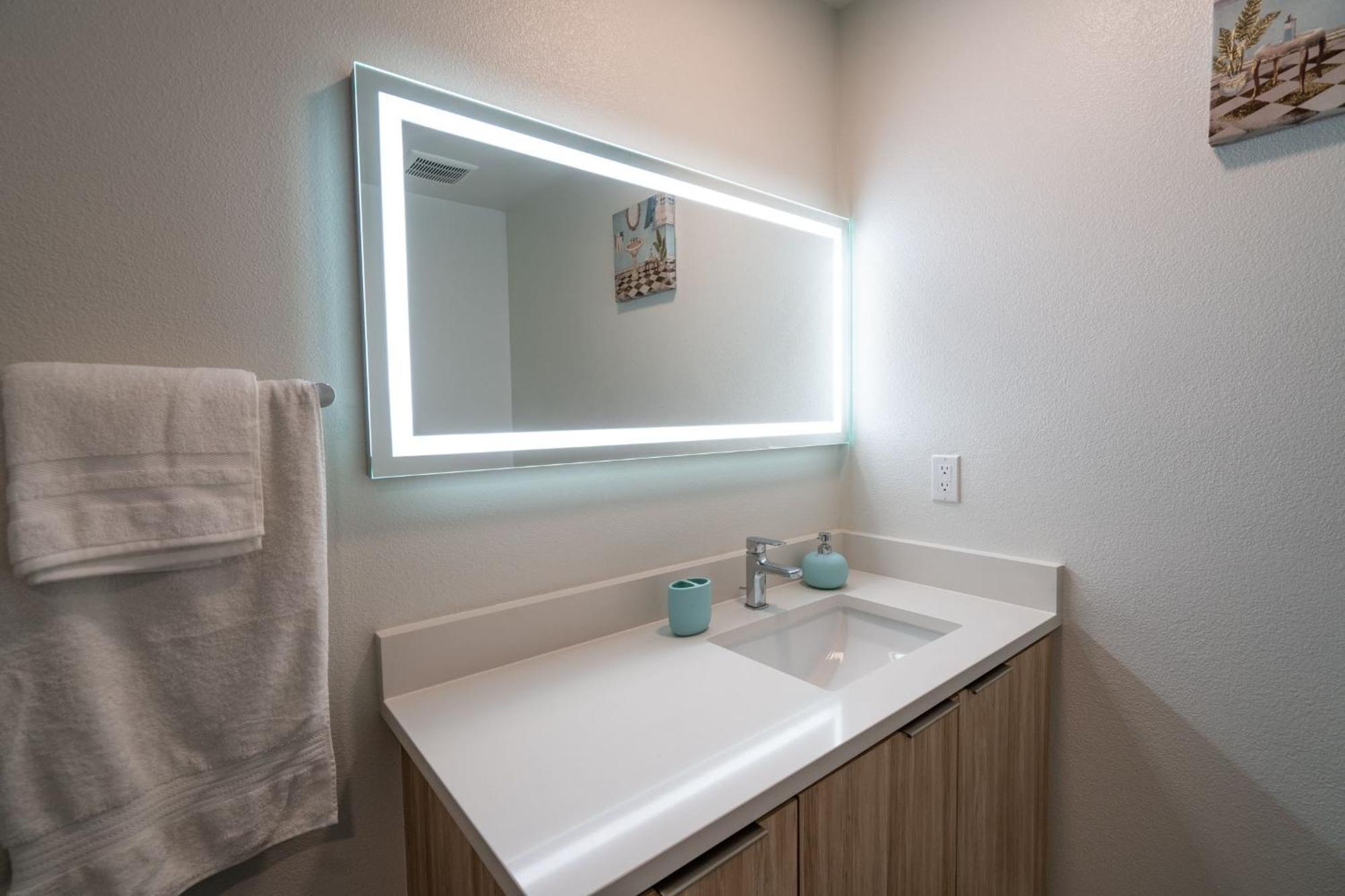 Apartment Hollywood Panoramic Views, Pool, Gym & Free Parking! *