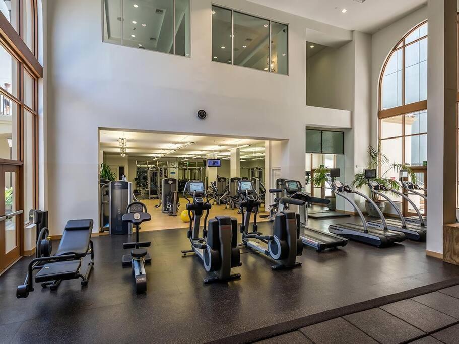 Cozy 2 Bedroom 2 Bathroom With Pool, Gym, Aparthotel Los Angeles