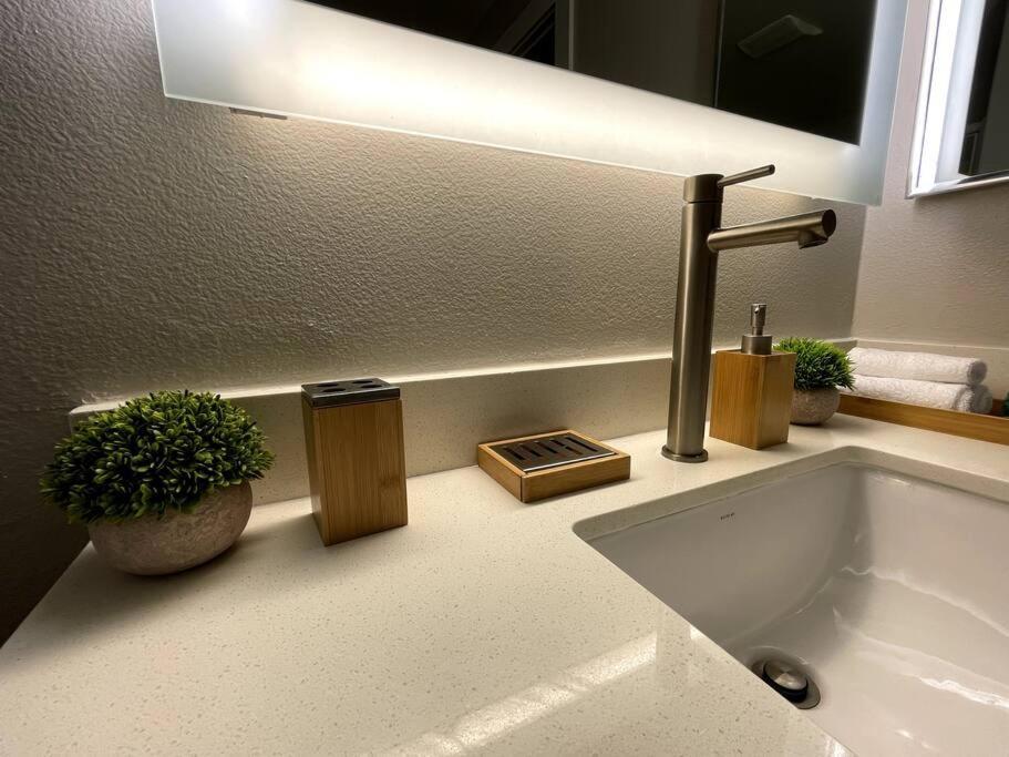 Cozy 2 Bedroom 2 Bathroom With Pool, Gym, Aparthotel Los Angeles