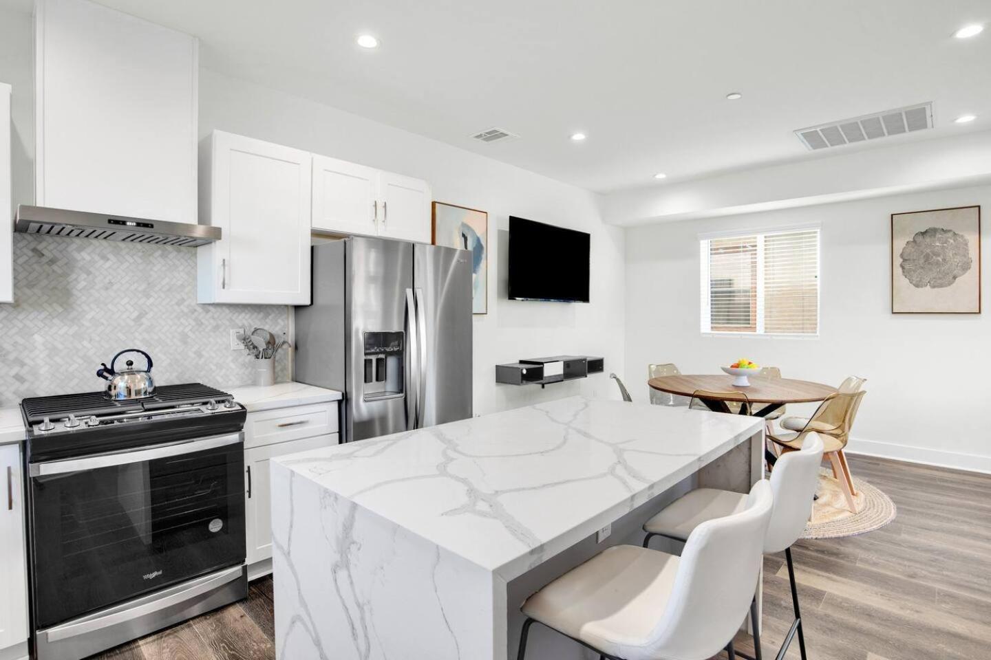 Fresh & New Downtown La Condo! Holiday home Los Angeles