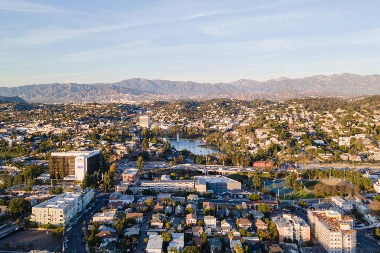 Fresh & New Downtown La Condo! Holiday home