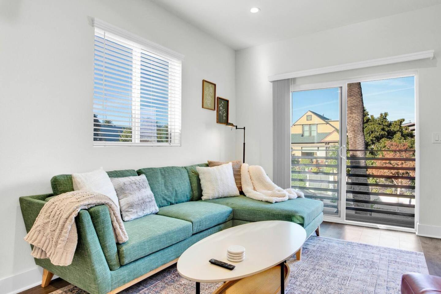 Fresh & New Downtown La Condo! Holiday home
