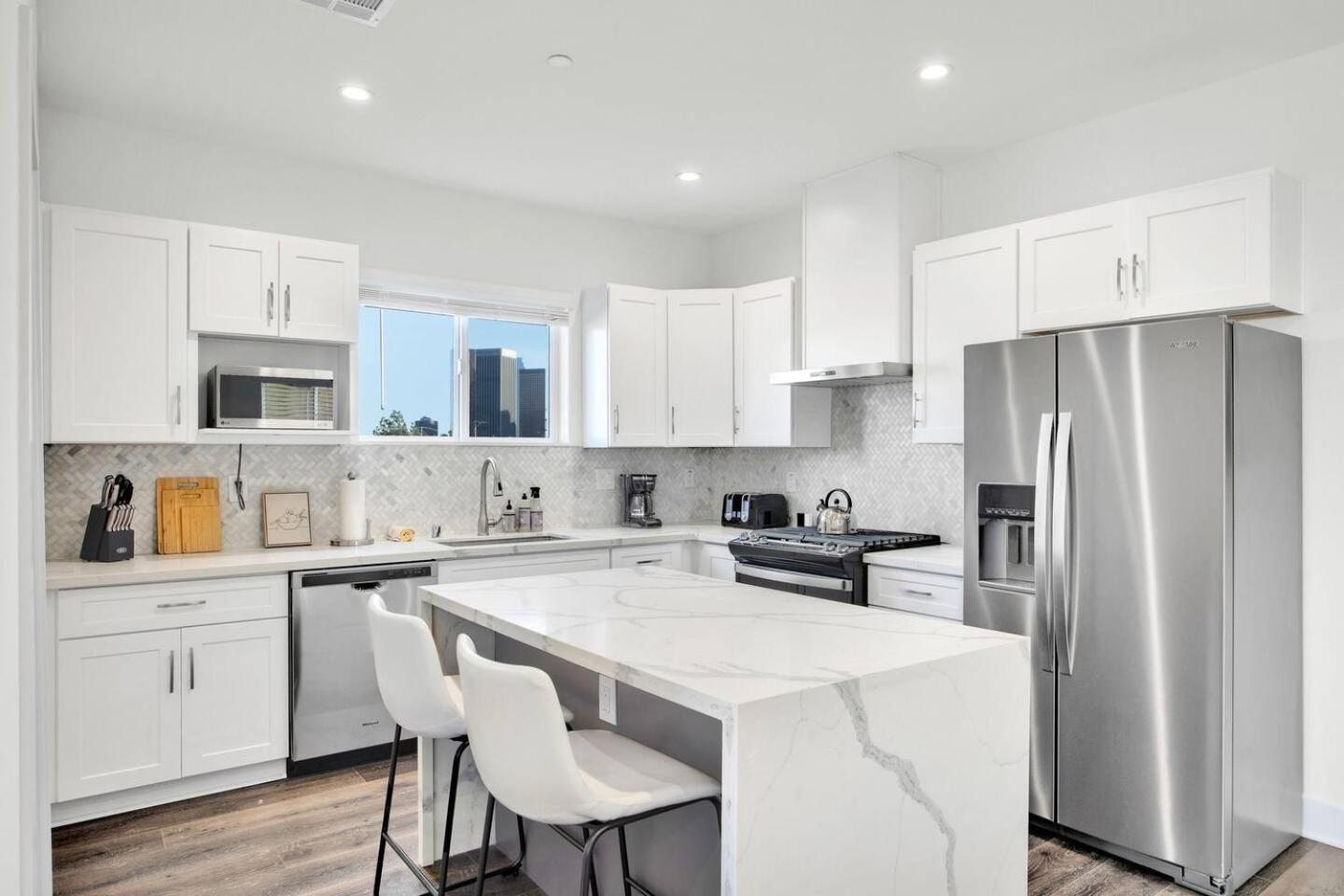 Fresh & New Downtown La Condo! Holiday home *
