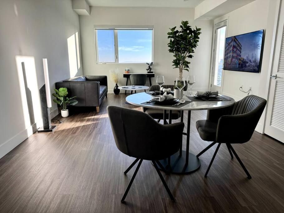 Penthouse With Views In Hollywood - One Bedroom W Parking Apartment *