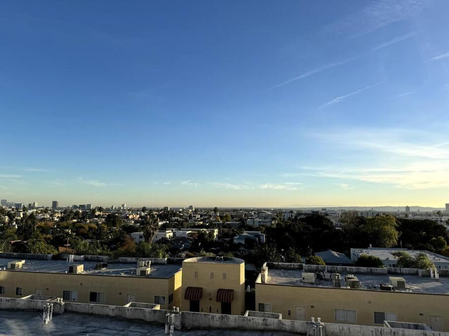 Penthouse With Views In Hollywood - One Bedroom W Parking *