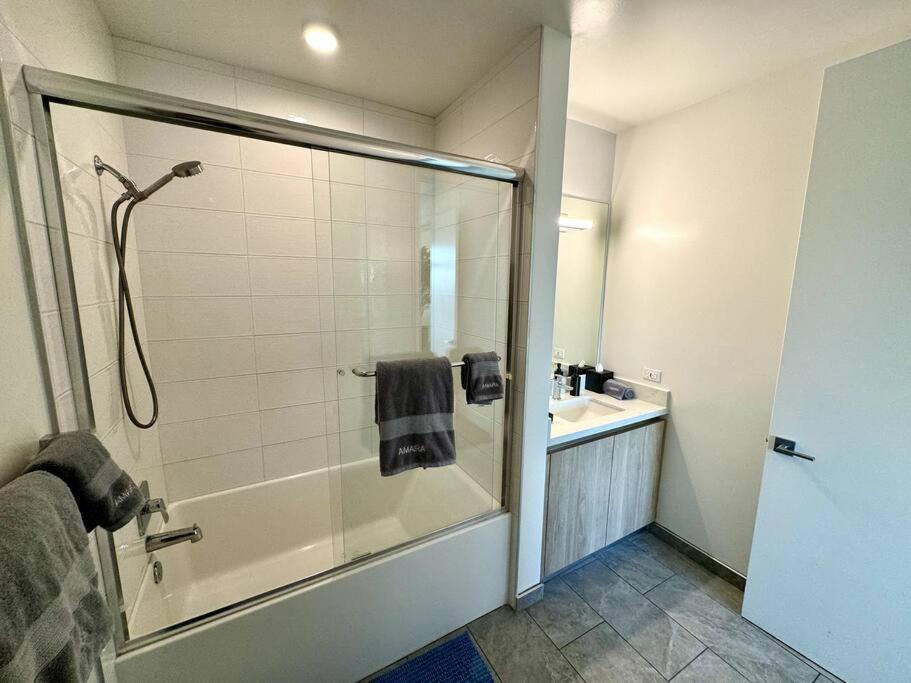 Penthouse With Views In Hollywood - One Bedroom W Parking * Los Angeles