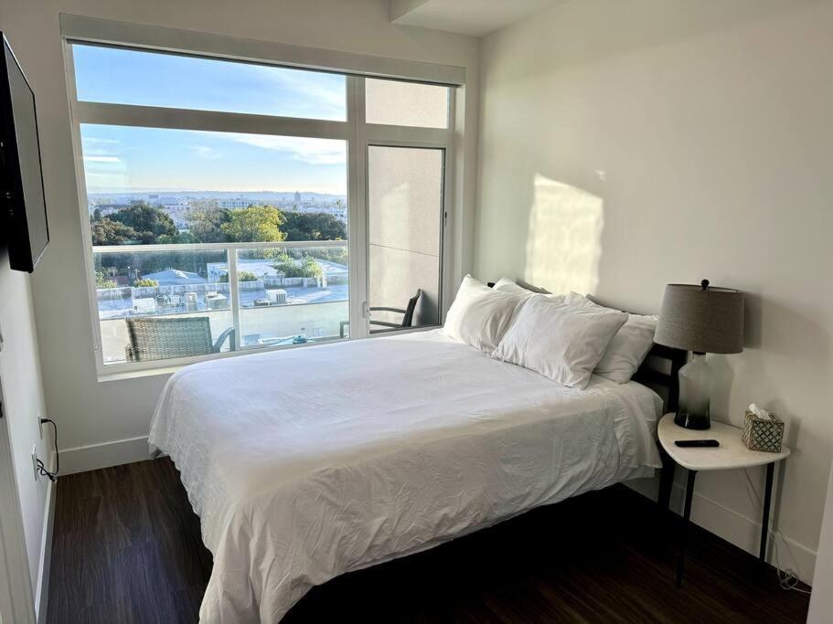 Penthouse With Views In Hollywood - One Bedroom W Parking