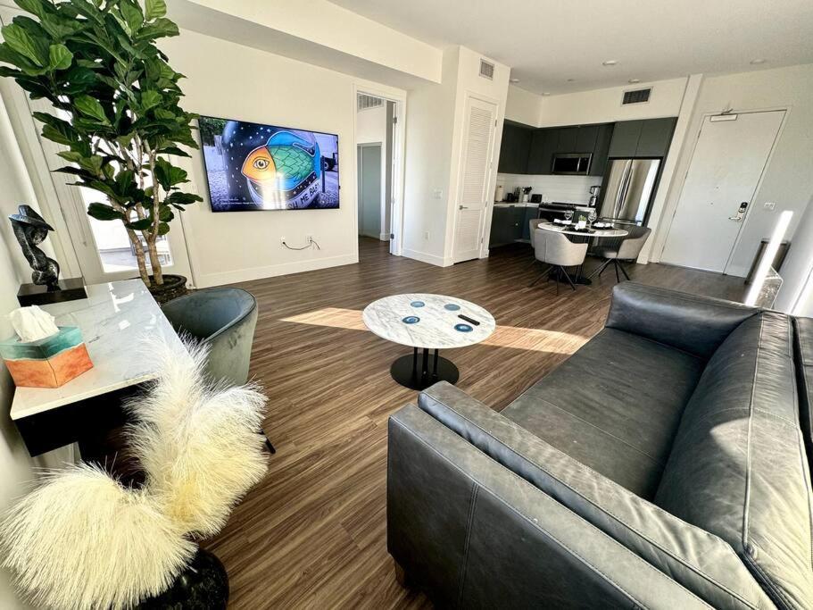 Apartment Penthouse With Views In Hollywood - One Bedroom W Parking *