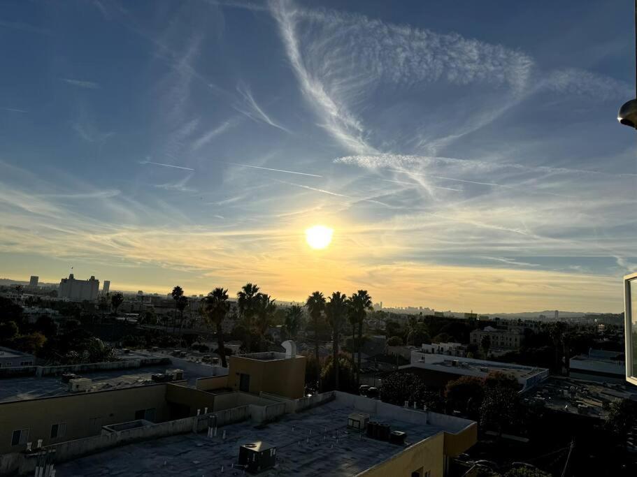 Penthouse With Views In Hollywood - One Bedroom W Parking