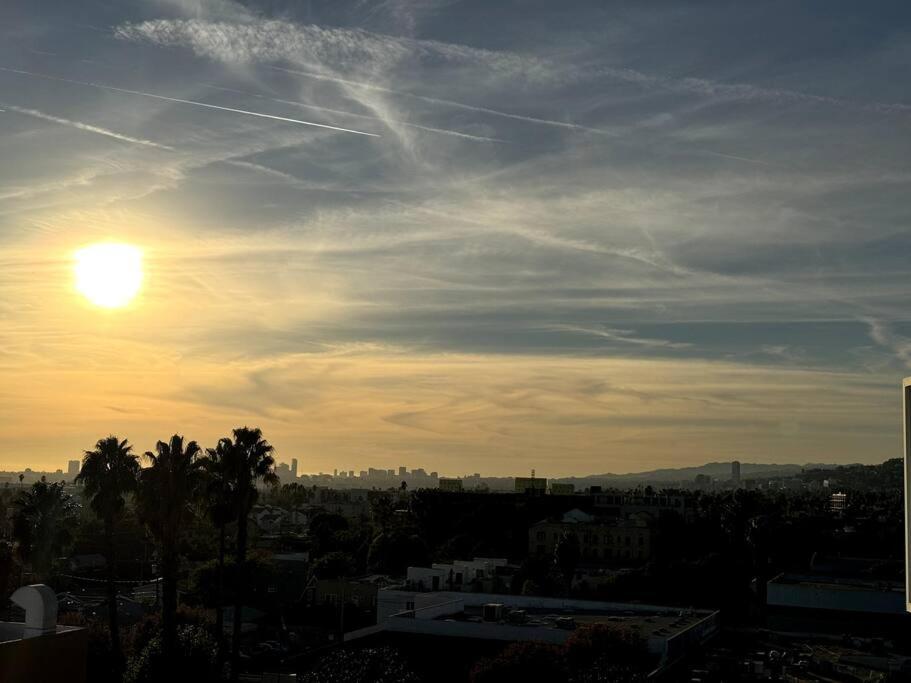 Penthouse With Views In Hollywood - One Bedroom W Parking * Los Angeles