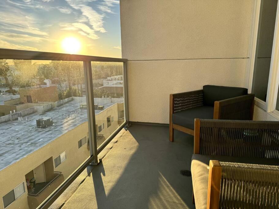Penthouse With Views In Hollywood - One Bedroom W Parking * Los Angeles