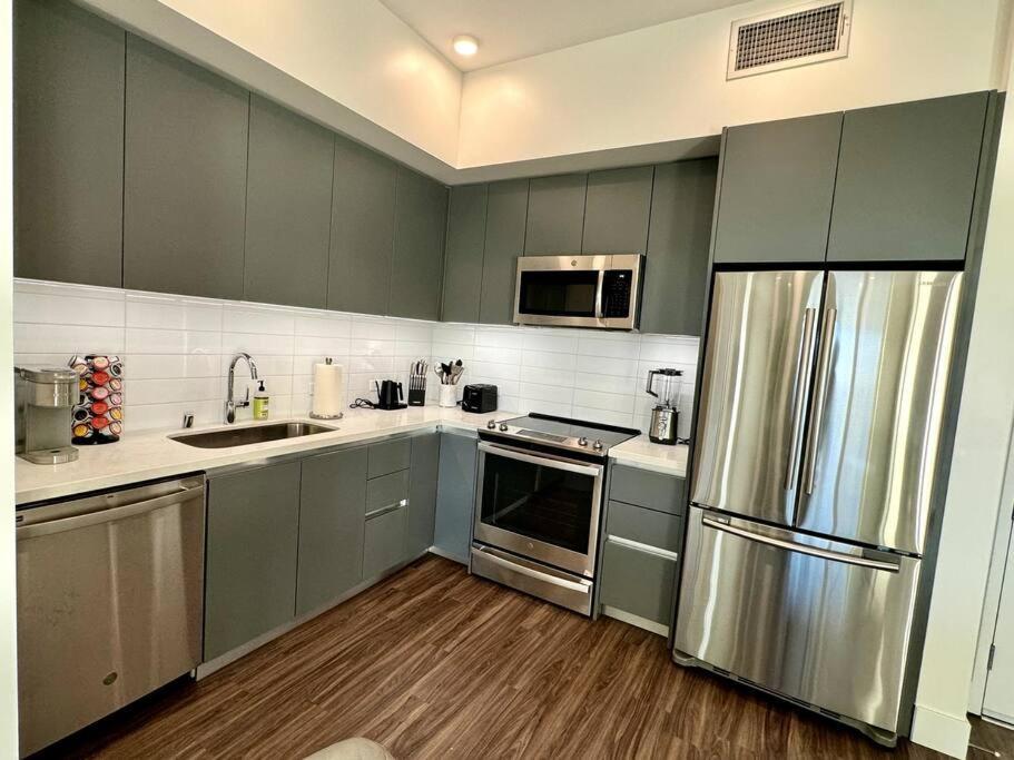 Apartment Penthouse With Views In Hollywood - One Bedroom W Parking *