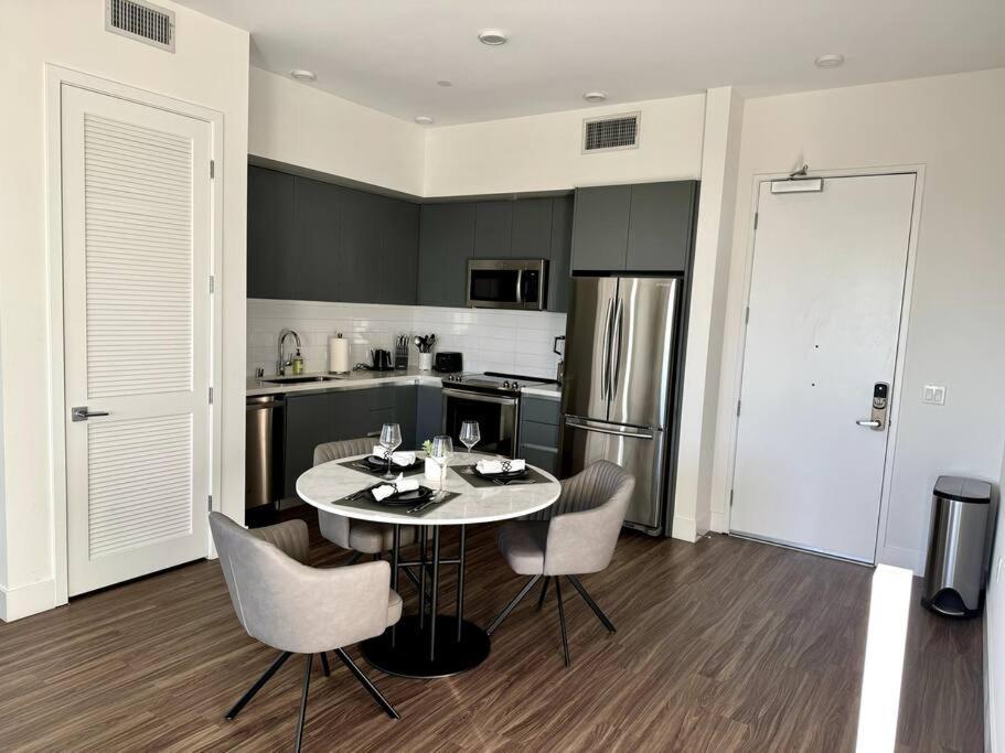 Penthouse With Views In Hollywood - One Bedroom W Parking Apartment Los Angeles