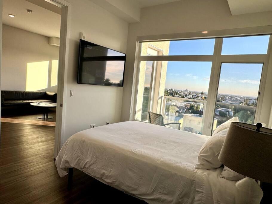 Penthouse With Views In Hollywood - One Bedroom W Parking * Los Angeles
