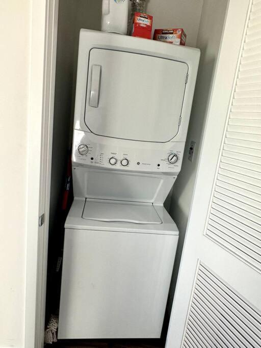 Penthouse With Views In Hollywood - One Bedroom W Parking