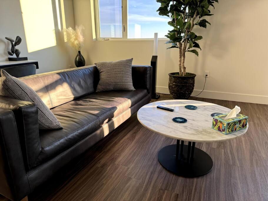 Penthouse With Views In Hollywood - One Bedroom W Parking * Los Angeles