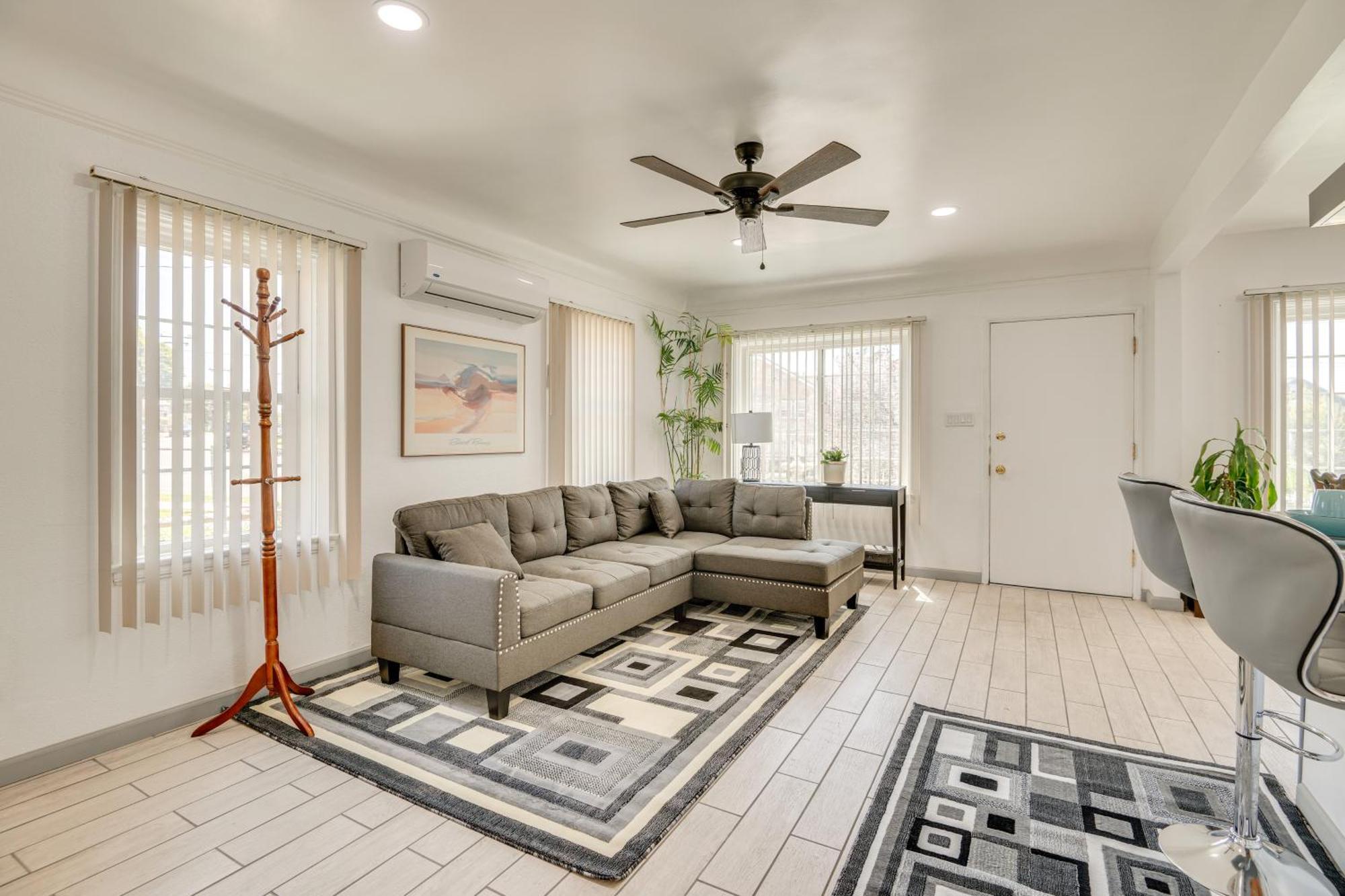 2 Mi To Sofi Stadium Updated Inglewood Home! Holiday home Los Angeles