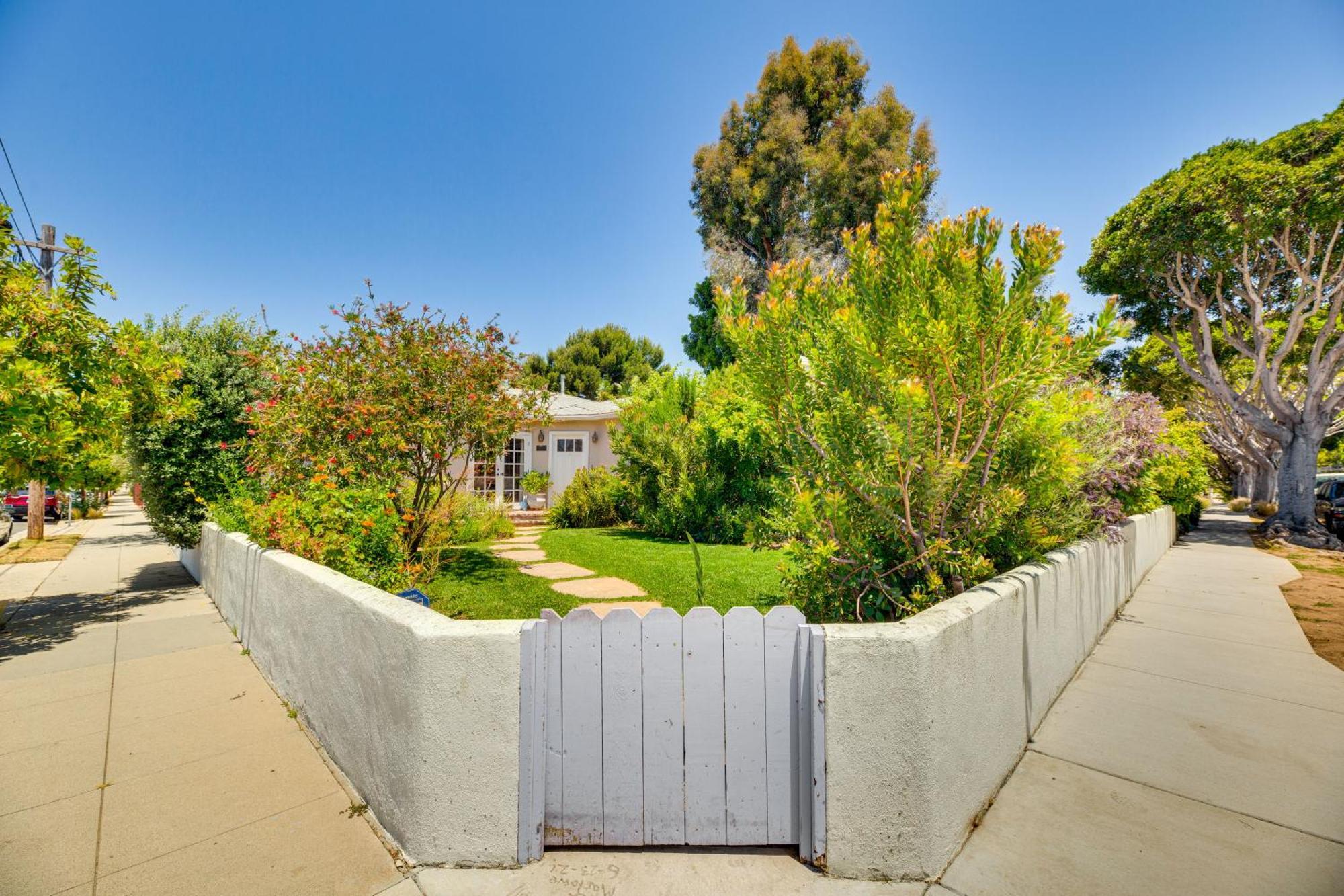 Holiday home Vibrant With Patio - Near Santa Monica Pier! Los Angeles
