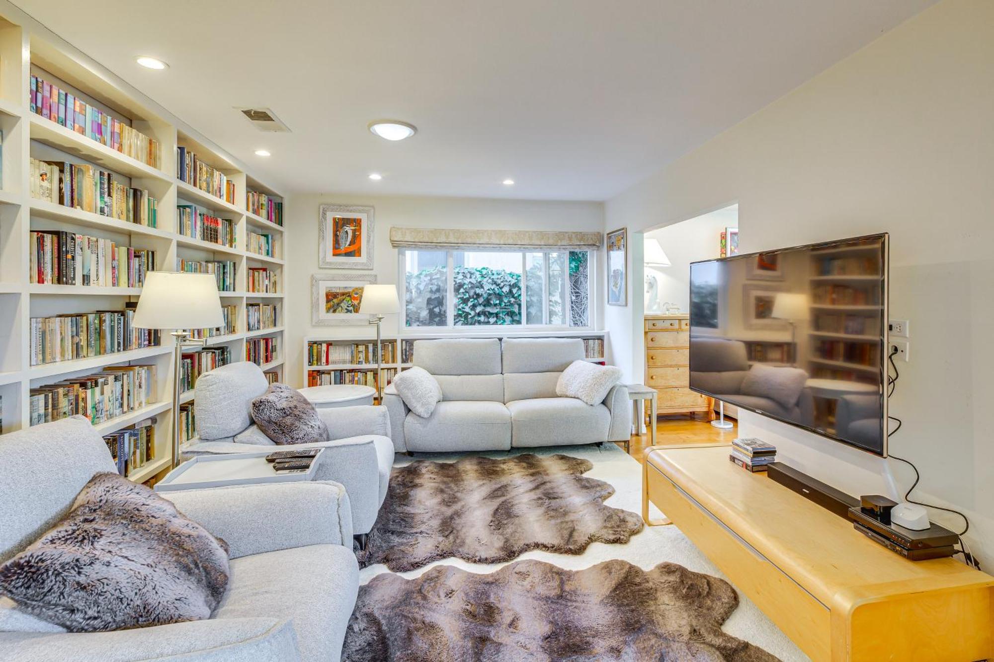 Holiday home Vibrant With Patio - Near Santa Monica Pier! Los Angeles