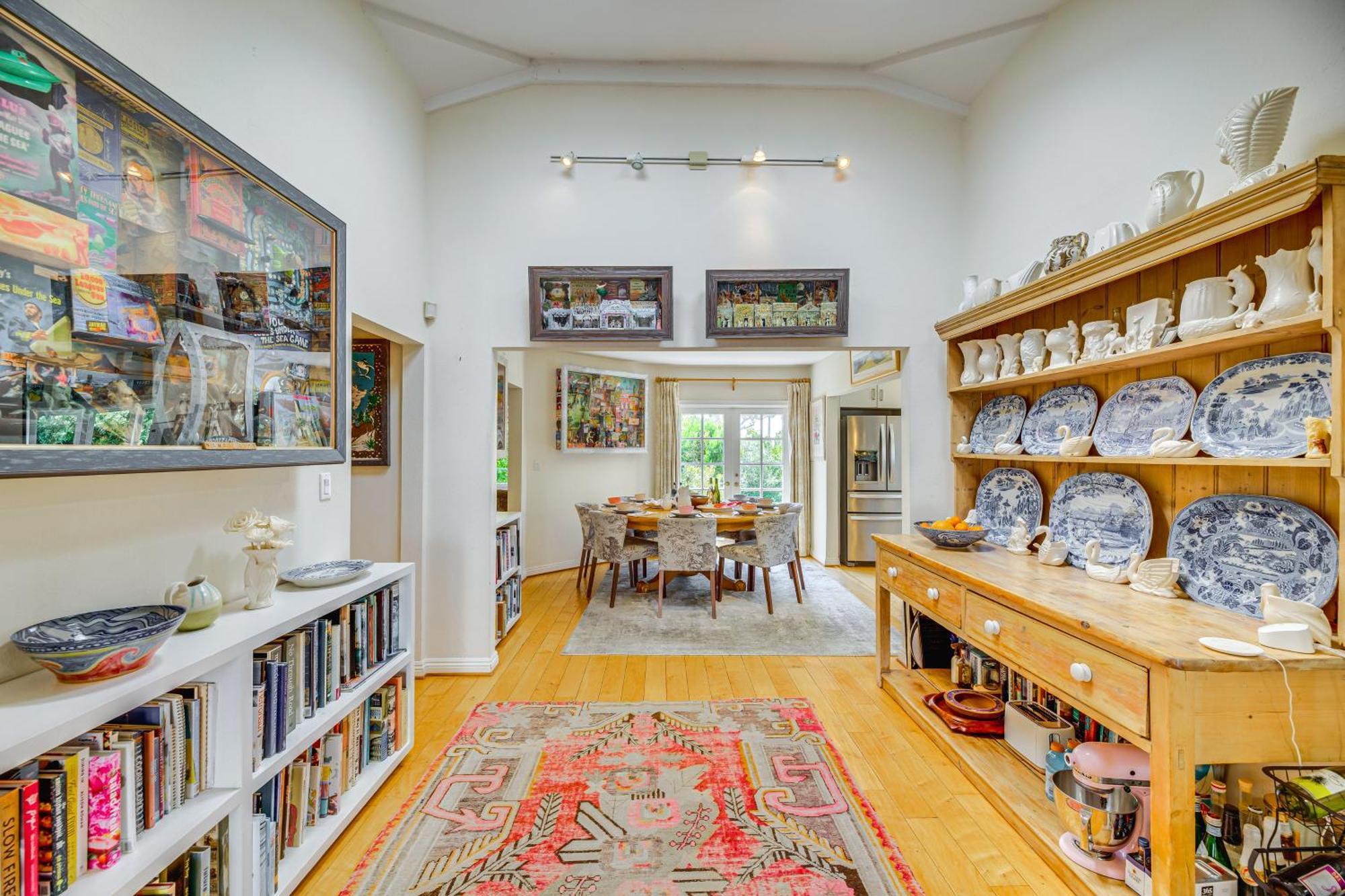 Holiday home Vibrant With Patio - Near Santa Monica Pier!