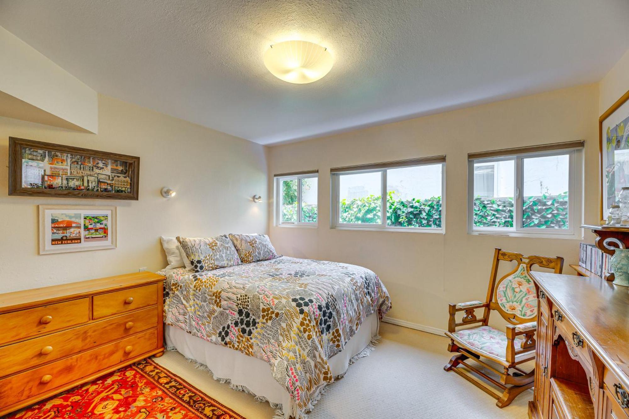 Holiday home Vibrant With Patio - Near Santa Monica Pier!