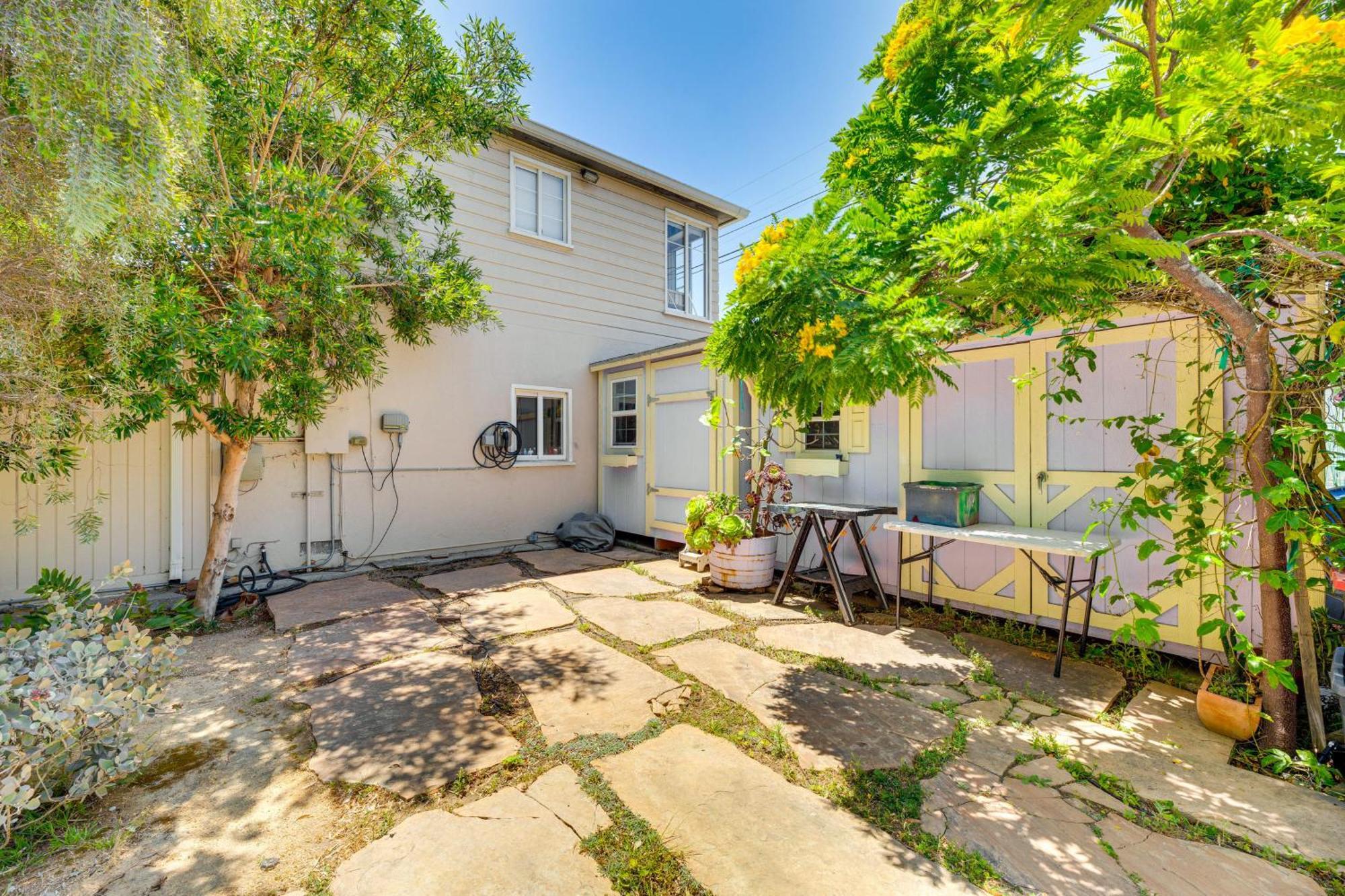 Holiday home Vibrant With Patio - Near Santa Monica Pier!