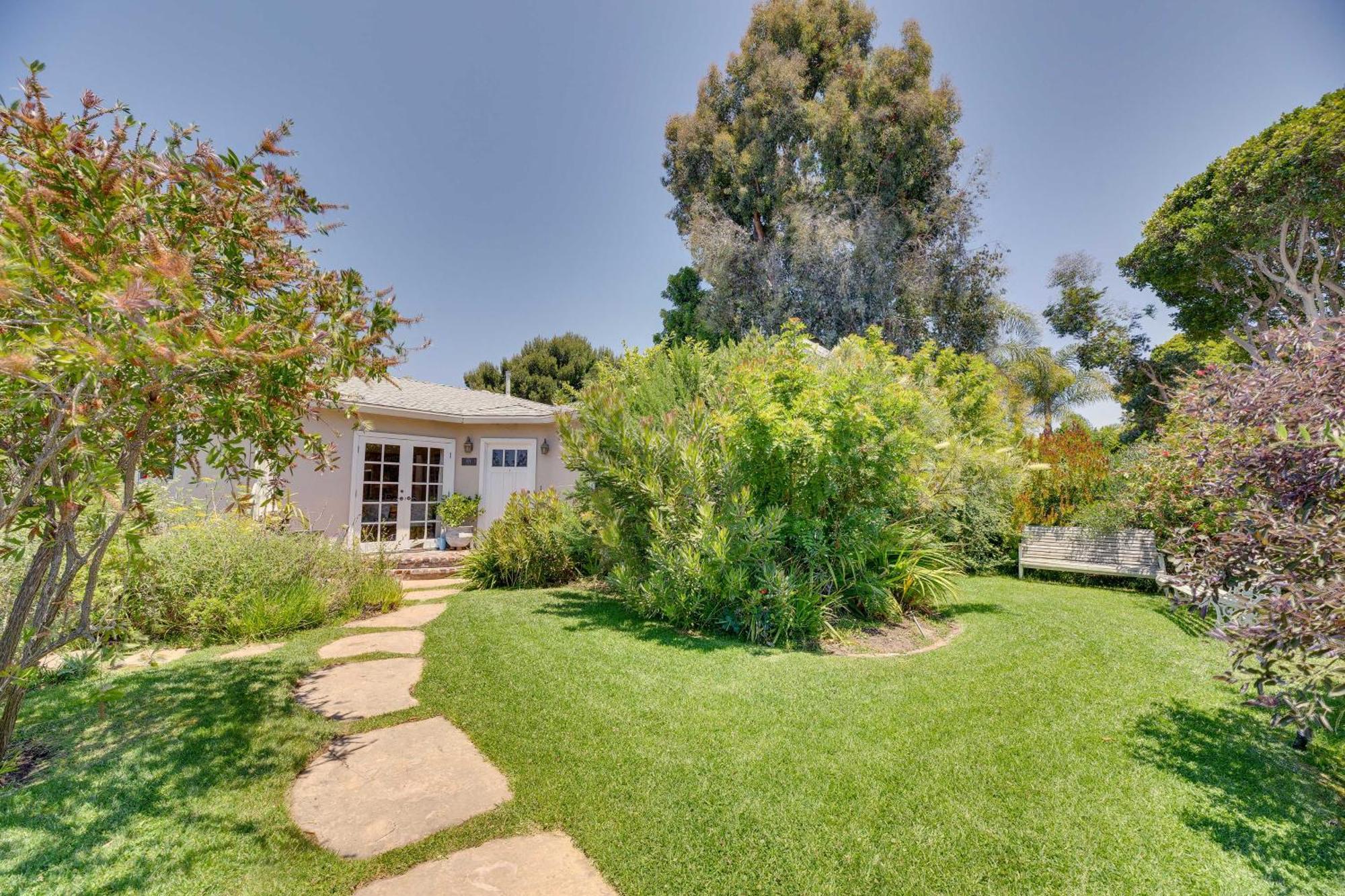 Holiday home Vibrant With Patio - Near Santa Monica Pier!