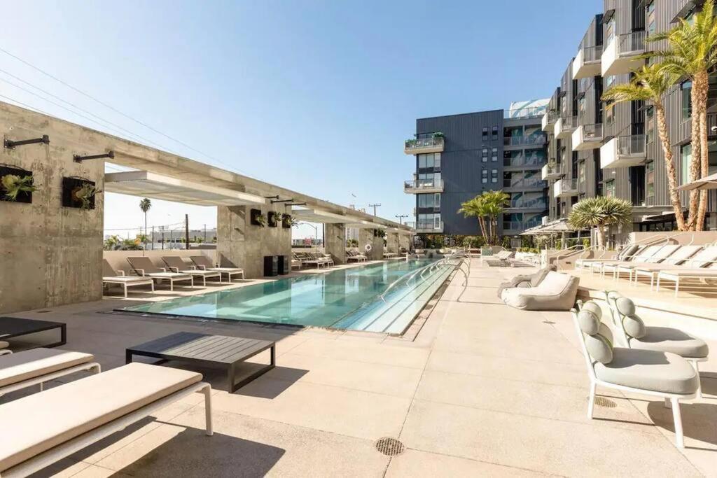 Artemis- Hollywood Hills View Gym, Pool, Free Parking *