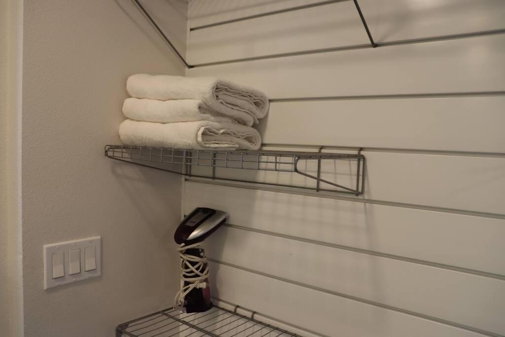 Artemis- Hollywood Hills View Gym, Pool, Free Parking *