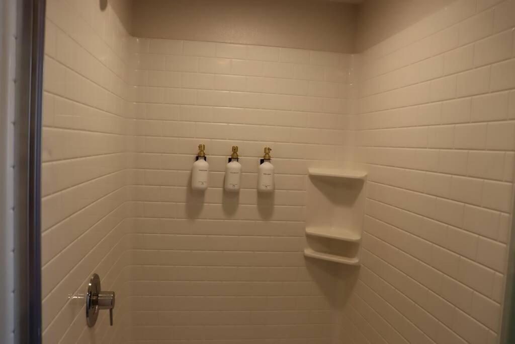 Artemis- Hollywood Hills View Gym, Pool, Free Parking Apartment *