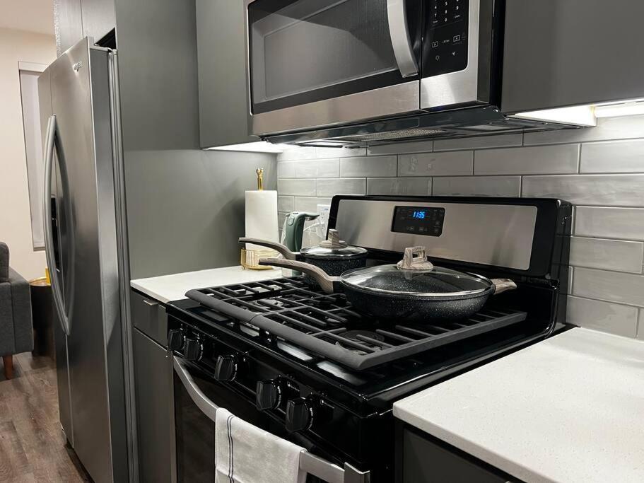 Apartment Artemis- Hollywood Hills View Gym, Pool, Free Parking *