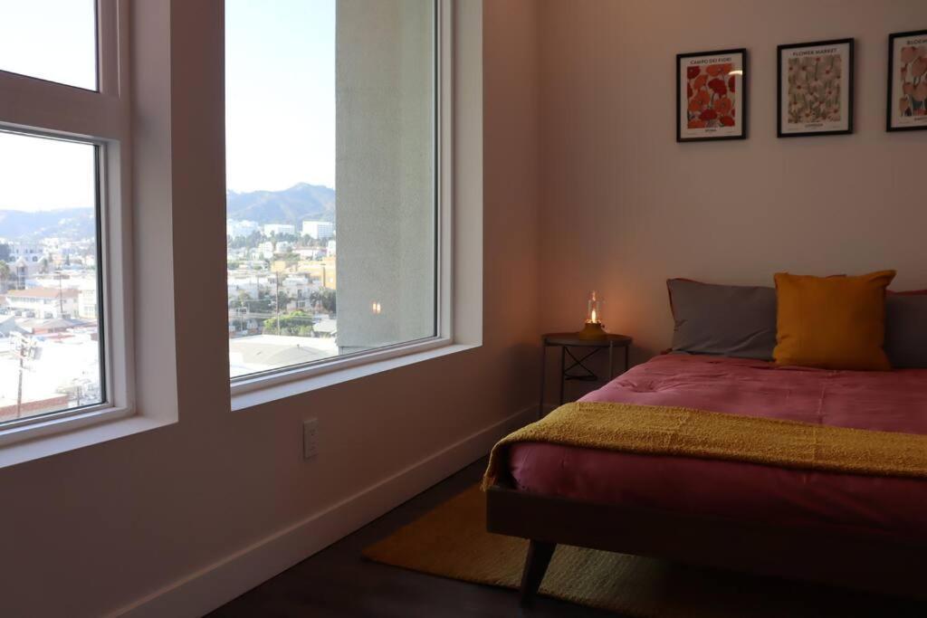 Apartment Artemis- Hollywood Hills View Gym, Pool, Free Parking