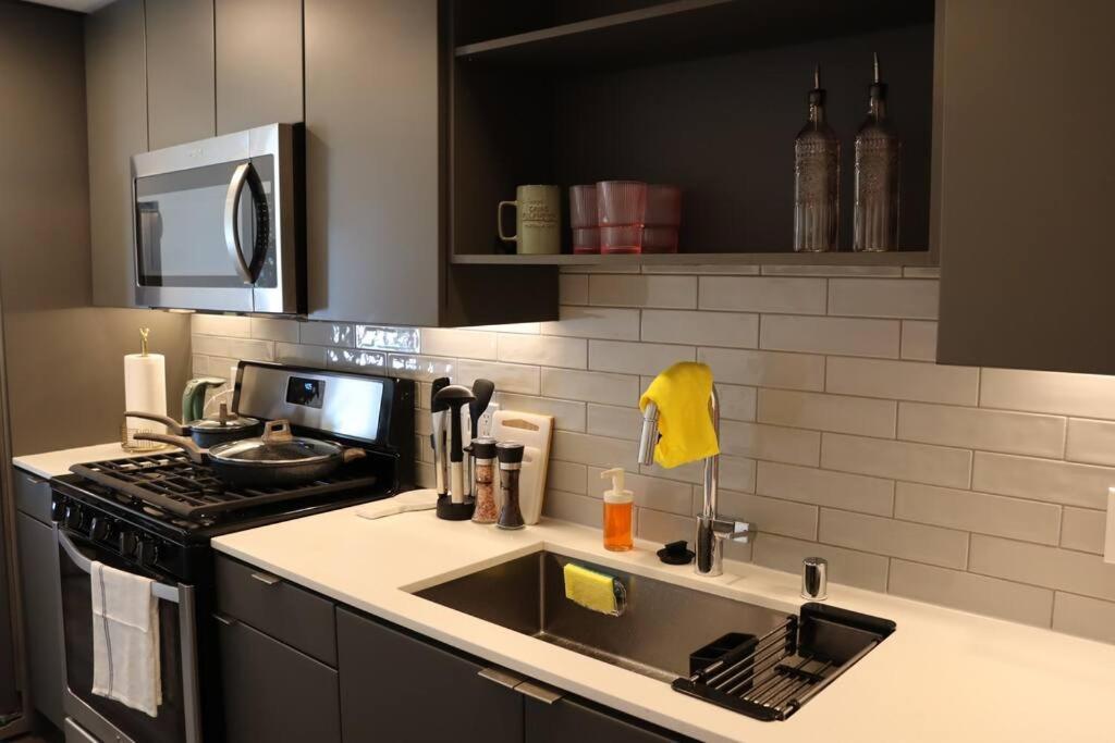 Apartment Artemis- Hollywood Hills View Gym, Pool, Free Parking *