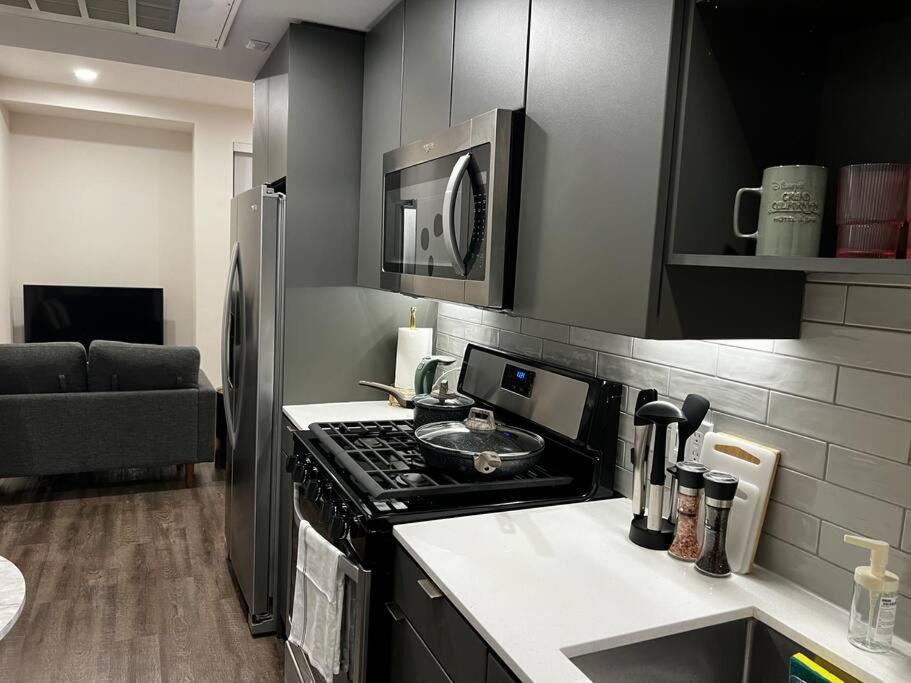 Artemis- Hollywood Hills View Gym, Pool, Free Parking Apartment Los Angeles