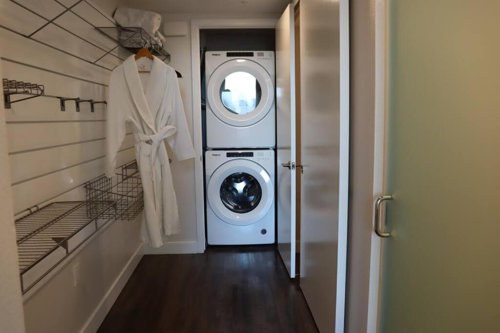 Apartment Artemis- Hollywood Hills View Gym, Pool, Free Parking Los Angeles